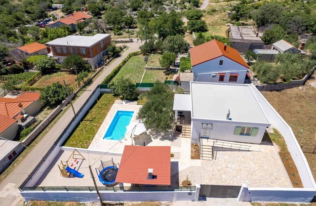 Lovely 2-bedroom villa with WiFi and AC in Slivnica