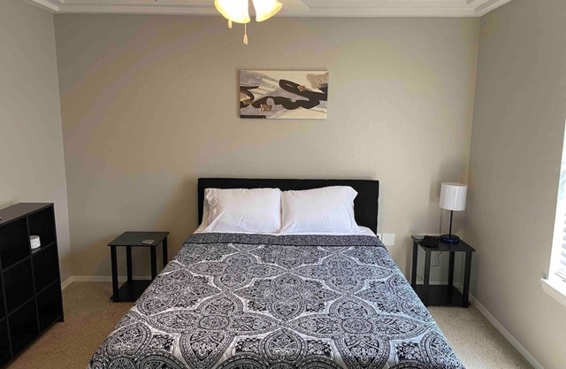 Lovely 2 bedroom w/2 bathroom cozy & clean rental