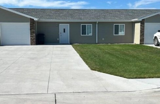 Lovely 3-bedroom Condo with electric fireplace