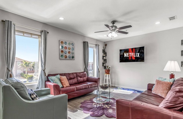 Lovely 3 Bedrooms cozy condo near airport and mall