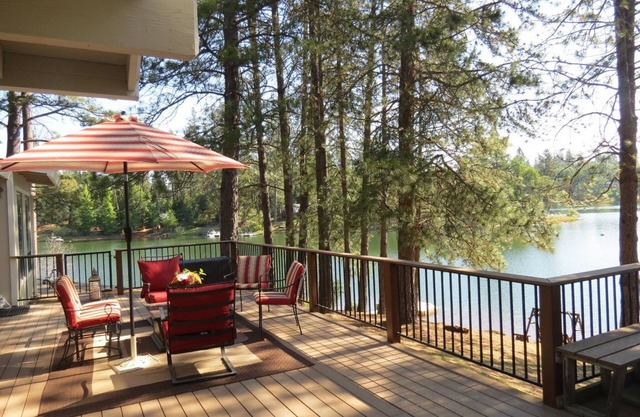 Lovely 4 Bedroom Lakefront, Steps from Scenic Gold Country Lake, Open All Year!