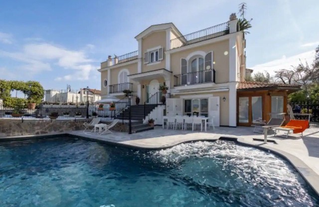 Lovely 6 Bedrooms Villa With Pool, Located few Minutes From Sorrento Center