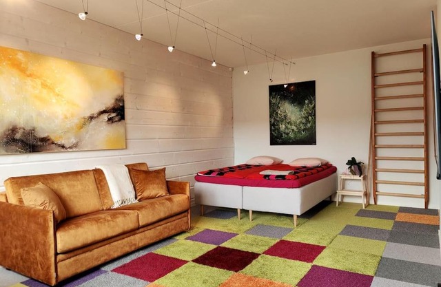 Lovely 7th floor studio full of color, enjoy!