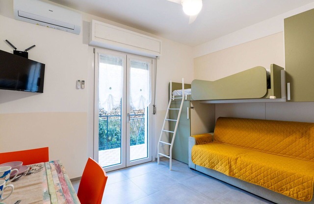 Lovely apartment for 3 guests with A/C, WIFI, TV, balcony and pets allowed