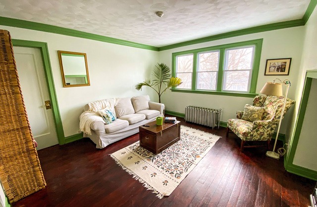 lovely and cozy vintage two bedroom, 🐾friendly apartment