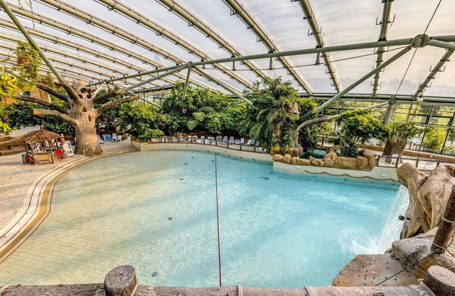 Lovely apartment in villa for 4 guests with WIFI, hot tub, pool, TV, terrace and parking