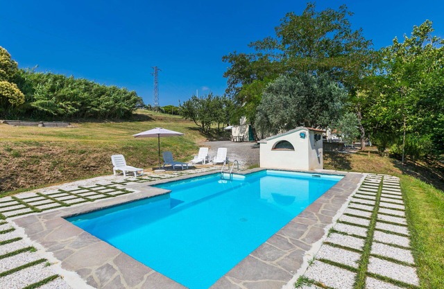 Lovely apartment in villa for 10 guests with pool, TV and pets allowed