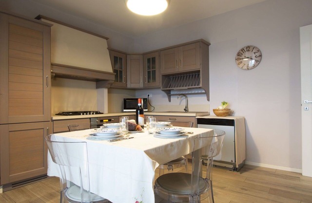 Lovely apartment for 6 people with WIFI, private pool, TV, terrace, pets allowed and panoramic v.