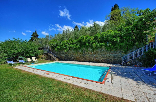 Lovely apartment with WIFI, pool, TV, patio, pets allowed, panoramic view, close to Greve In Chianti