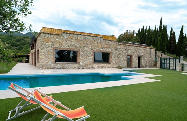 Lovely apartment for 4 guests with WIFI, pool, A/C, TV, balcony and pets allowed