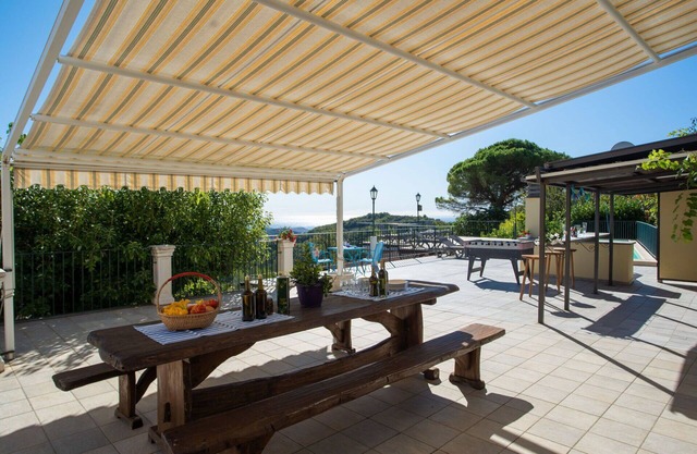 Lovely apartment for 30 people with WIFI, hot tub, pool, A/C, TV and patio