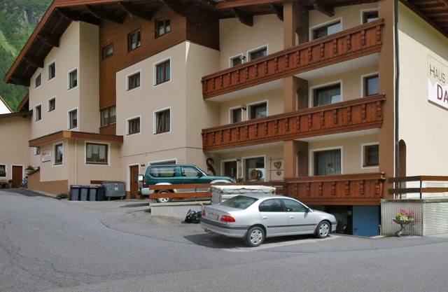 Lovely apartment for 6 guests with WIFI, TV, balcony, pets allowed and parking
