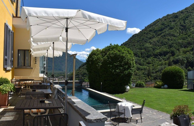Lovely apartment for 2 people with pool, WIFI, TV, patio, pets allowed, panoramic view and parking