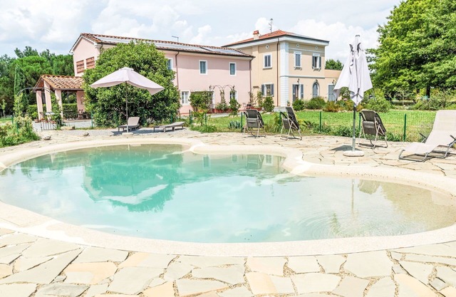 Lovely apartment for 4 guests with WIFI, pool, A/C, balcony and pets allowed