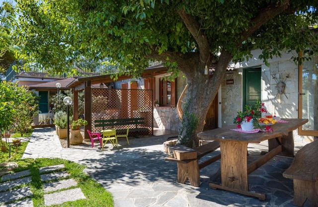Lovely apartment for 4 guests with WIFI, hot tub, A/C, pool, TV and patio
