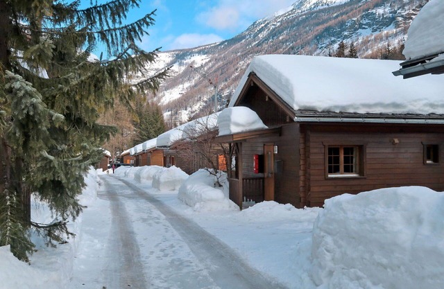 Lovely apartment in villa for 4 guests with WIFI, TV, patio, pets allowed and parking