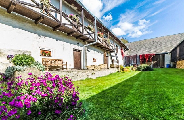 Lovely apartment in villa for 10 people with pool, WIFI, TV and pets allowed