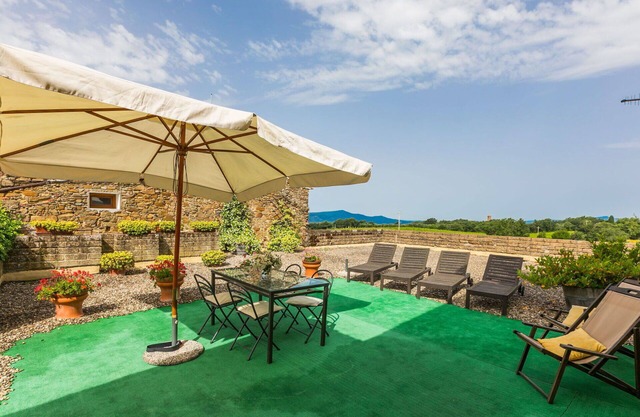 Lovely apartment in villa for 6 people with WIFI, A/C, pool and patio