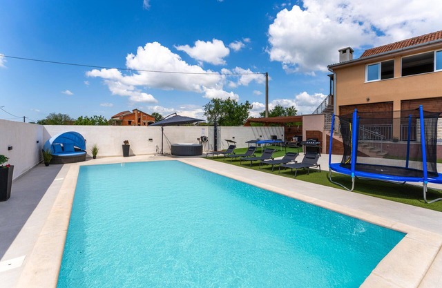 Lovely apartment in Skabrnja
