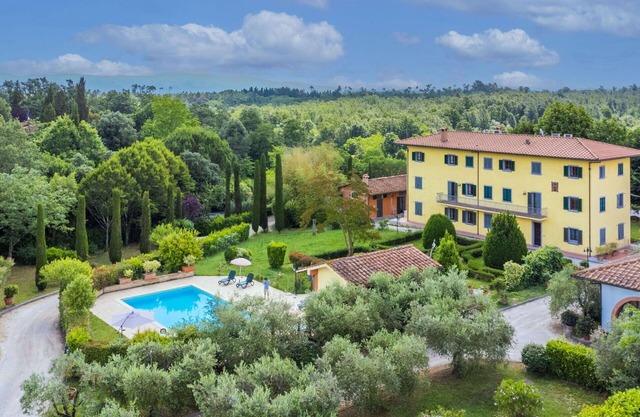 Lovely apartment in villa for 15 people with WIFI, private pool, hot tub, A/C, TV and pets allowed