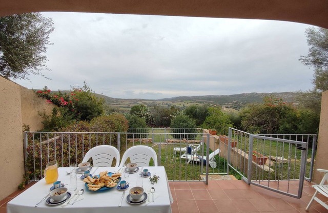 Lovely apartment in villa for 5 guests with pool, WIFI, A/C, TV, terrace and panoramic view