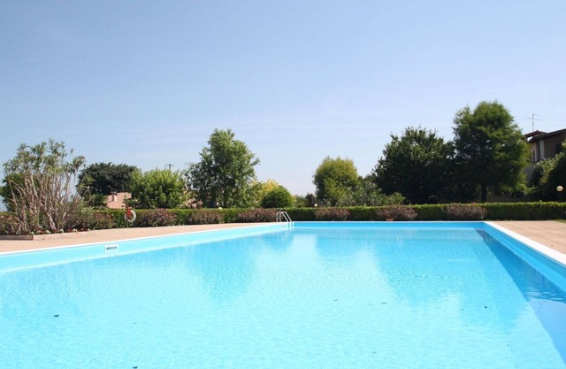 Lovely apartment for 6 people with pool, TV, patio, pets allowed and parking