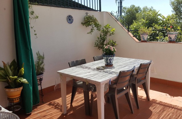 Lovely apartment just a stone's throw from Granada's historic Albaicin district