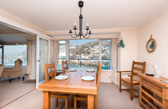 Lovely apartment on the edge of the harbour.