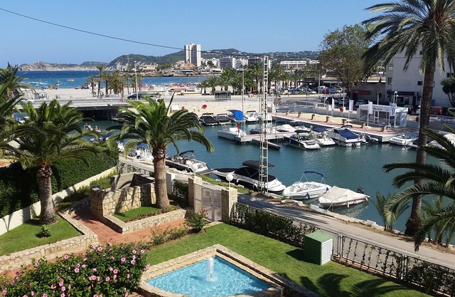 Lovely apartment with wonderful sights only 4 minute stroll to the beach, Jávea