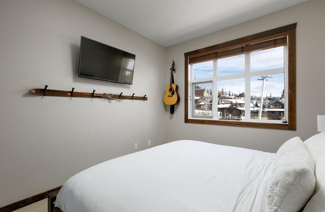 Lovely Big White 2 bdrm ski in/out on Happy Valley Way, garage parking