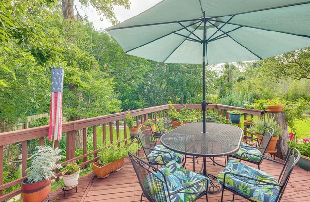 Lovely Bryan Home w/Deck - 4 Mi to Kyle Field!