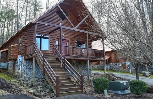 Lovely Cabin-Centrally Located to All the Vacation Fun!