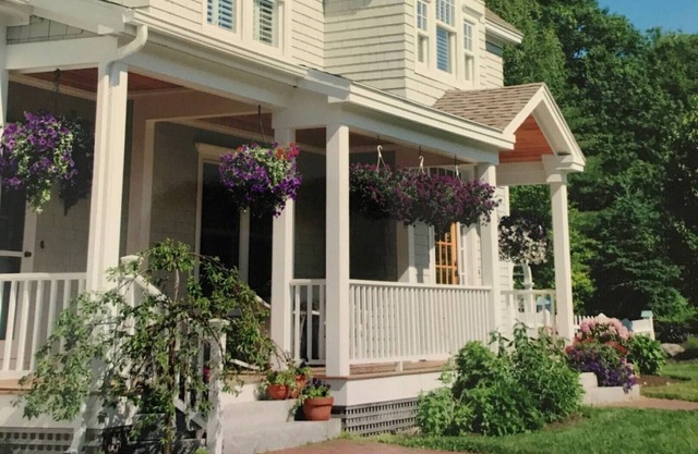 Lovely Cape Elizabeth Family Home 3 to 5 miles to Portland & Beaches 3,700 sq ft