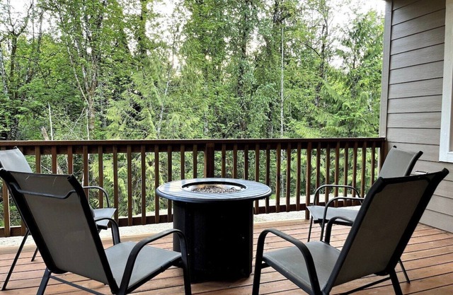 Lovely Condo close to town with Forest View