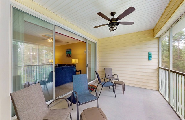 Lovely condo with screened-in porch, WiFi, W/D, shared pool & hot tub