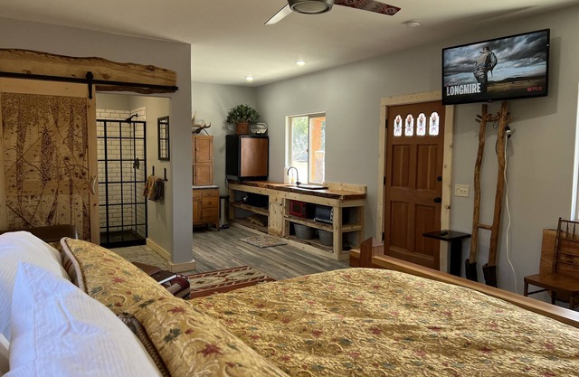Lovely cottage on horse farm with petting zoo and trails