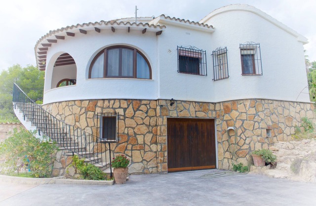 LOVELY FAMILY VILLA JUST A SHORT WALK TO THE BEACH AND TOWN.