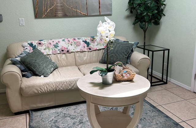 Lovely Fantasy Green, centrally located to visit National Parks, S.F. Wineries+