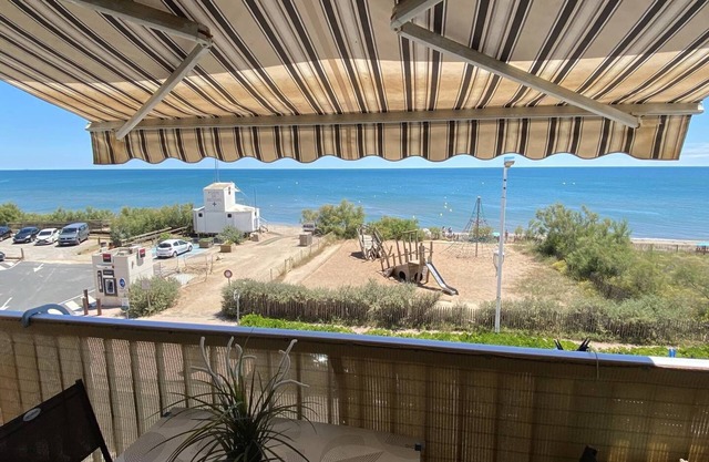 Lovely Flat for 2 Persons, Wifi , AIRCO, wonderfull view of the sea from the balcony, 30 m from.