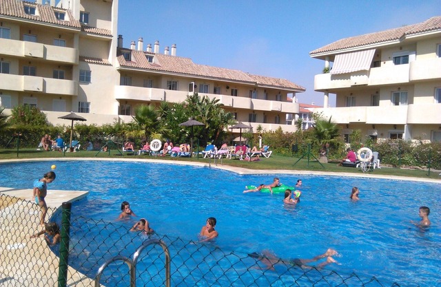 lovely flat (ground floor) at Manilva (Andalucia): 5 P/2 pools/300m beach