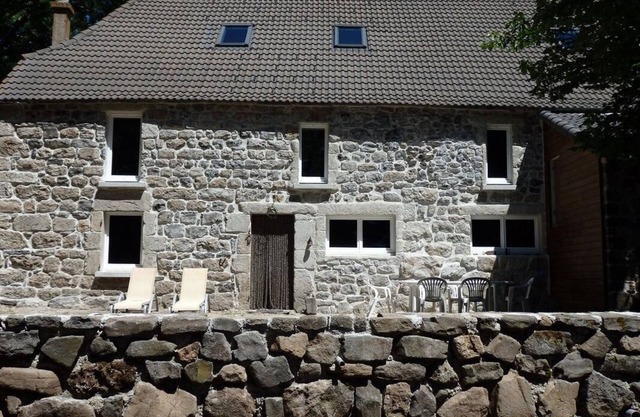 Lovely gîte just a stone's throw from Lake Issarles and Mont Gerbier de Jonc.