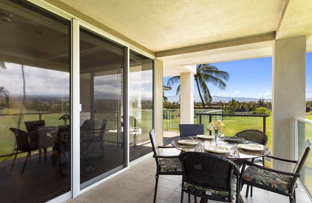 Lovely golf course views, close to shops!