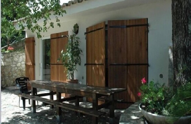 Lovely ground floor gîte in a pretty farmhouse with trees and swimming pool