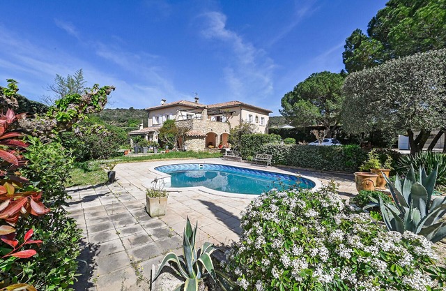 Lovely home in Saint-Julien-les-Rosie