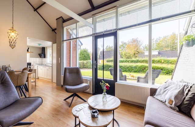 Lovely holiday home, quiet location by the sea