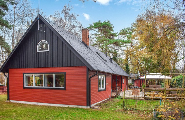 Lovely home in Höllviken with kitchen