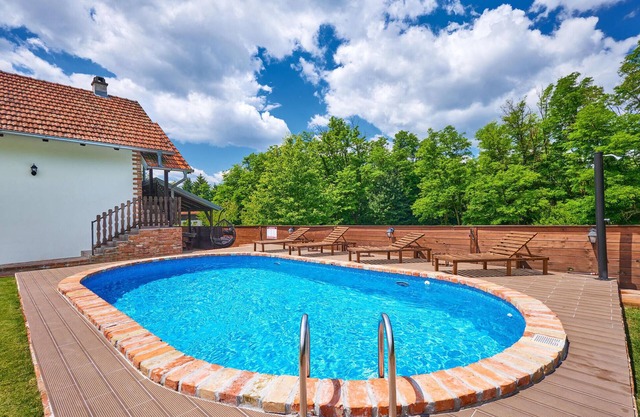 Lovely home in Hrebinec with WiFi