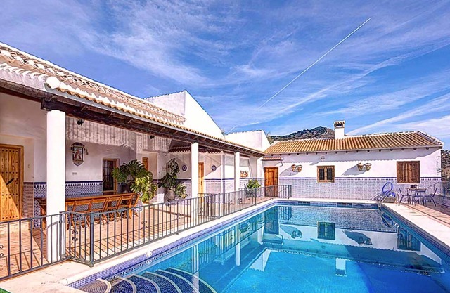 Lovely home in Iznajar with WiFi