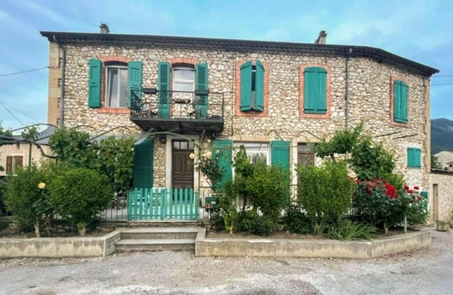 Lovely home in Menglon with kitchen