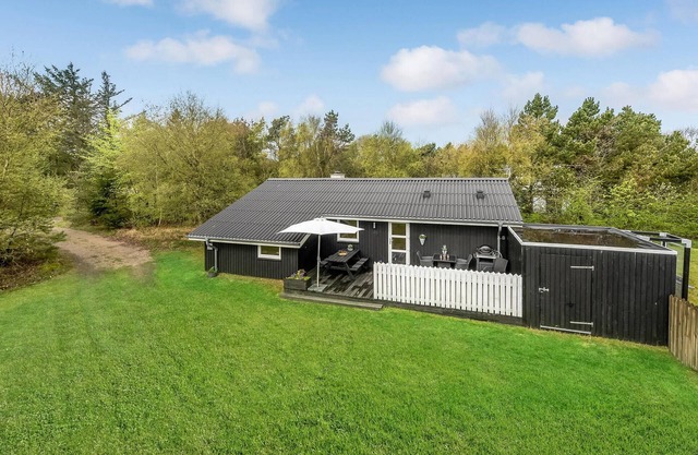 Lovely home in Ringkøbing with kitchen